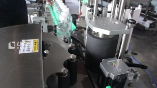 Star wheel positioning round bottle labeling machine
